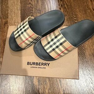 Burberry Men's Black and Beige Slides